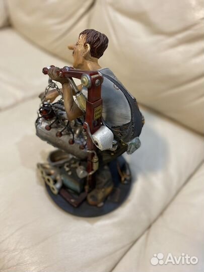 Статуэтка механик