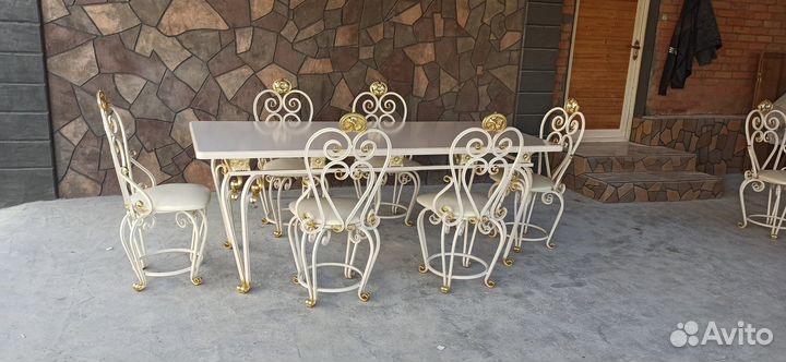 Кухонный стол и стулья