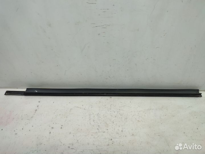 Молдинг стекла двери передний правый Лада Веста