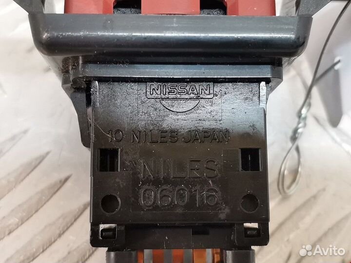 Кнопка аварийной сигнализации Nissan Almera Tino