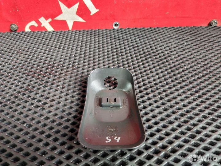 Крышка крепления хомута топливного бака