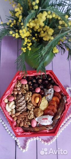 Подарок с сухофруктами,орехами и конфетами