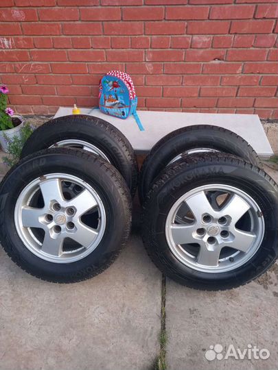 Yokohama Ice Guard Stud IG55 215/65 R16