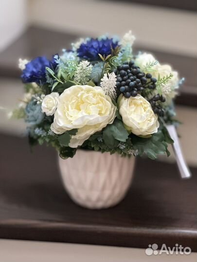 Композиция из искусственных цветы для декора