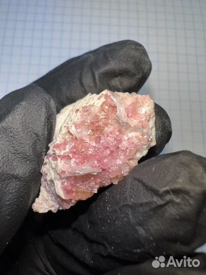 Кристаллы турмалина в породе