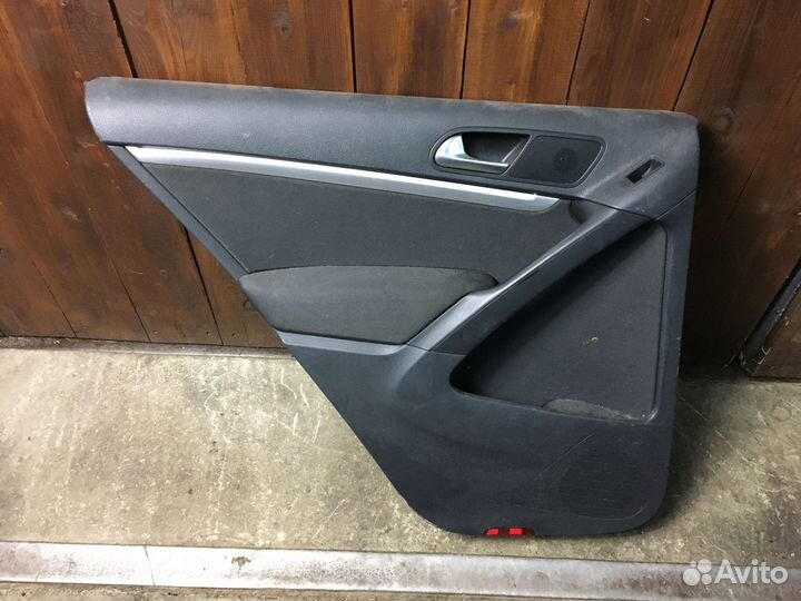Обшивка двери задней левой Volkswagen Tiguan 08-17