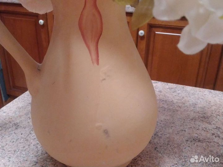 Глиняный кувшин с искус цветами