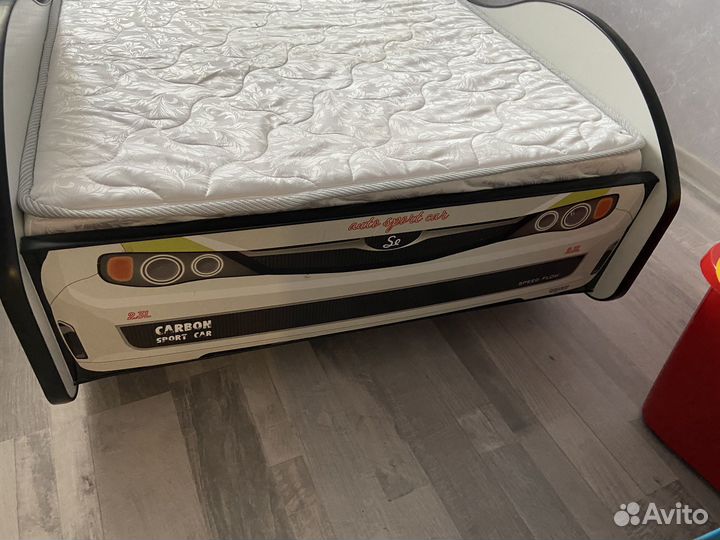 Детская кровать-машинка