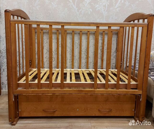 Детская кроватка с продольным маятником