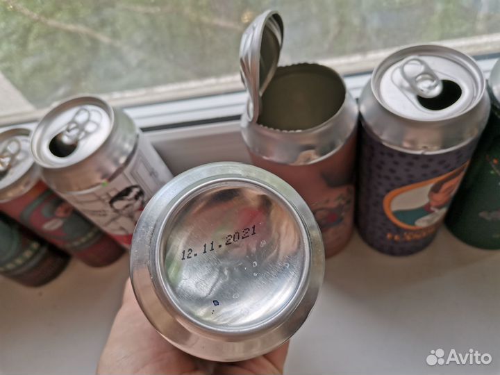 Пустые банки пива Мэддисона