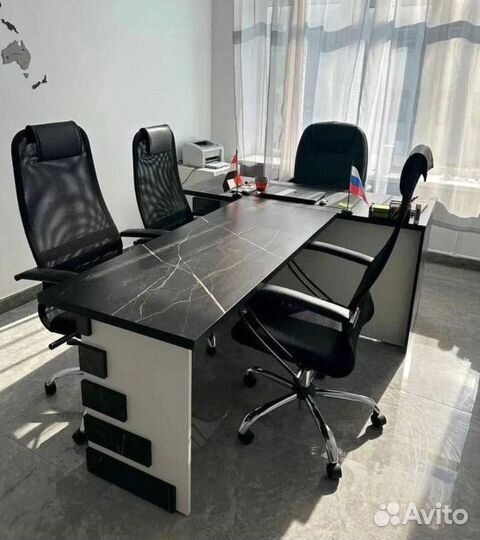 Стол с брифингом