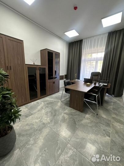 Офисный стол руководителя