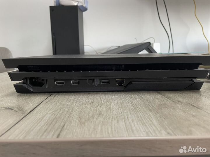 Sony PS4 Pro 1Tb с двумя геймпадами