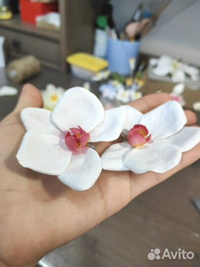 Заколки с хризантемами и орхидеями. Ручная работа