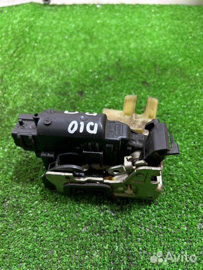 Замок двери передний правый Nissan Terrano D10