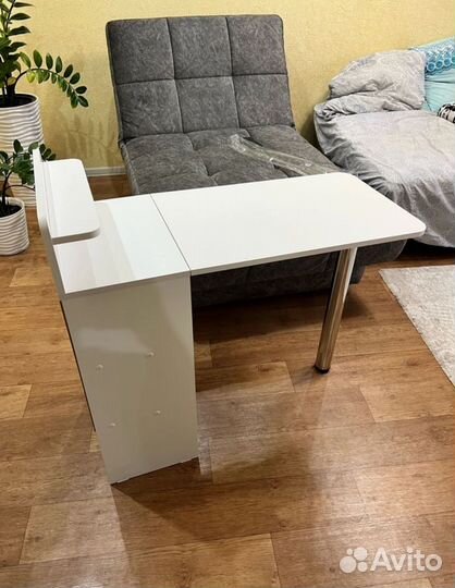 Маникюрный стол