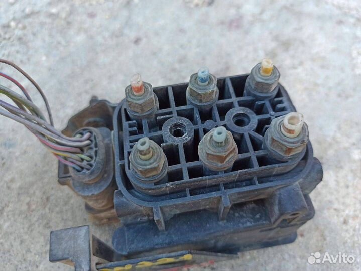 Блок клапанов пневмоподвески, Mercedes-Benz S-Класс 2010