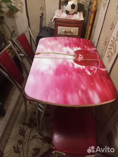 Кухонный стол и стулья