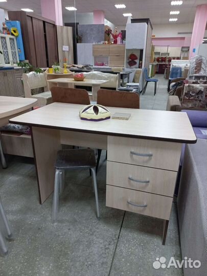 Стол компьютерный письменный гримерный