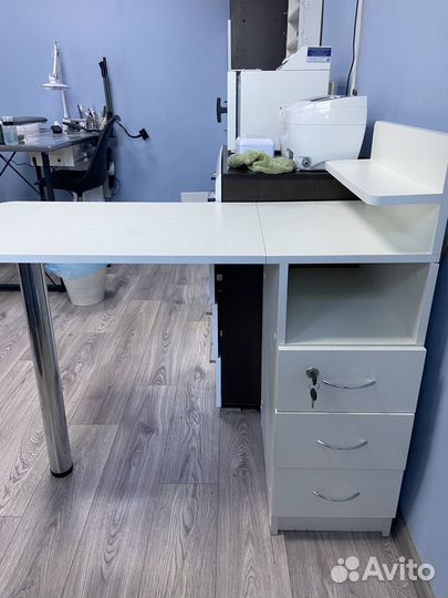 Маникюрный стол