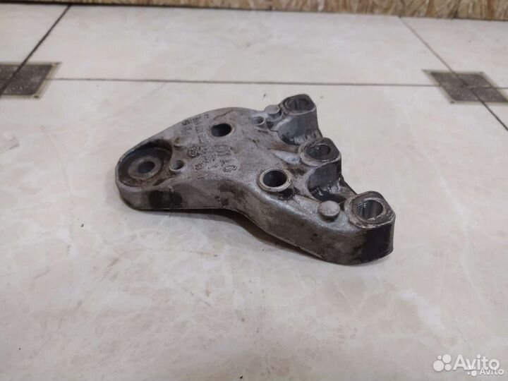 Кронштейн двигателя передний правый Skoda Rapid