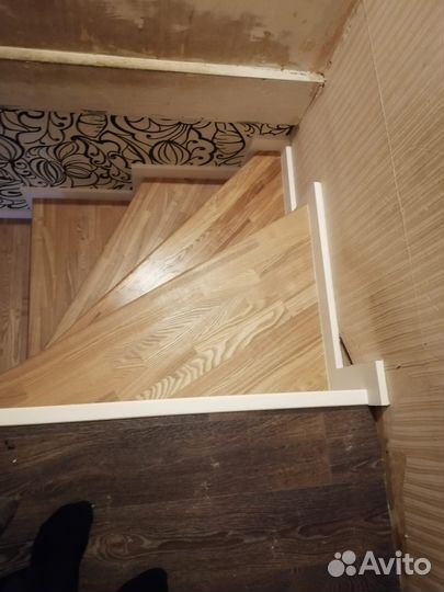 Обшивка лестницы деревом