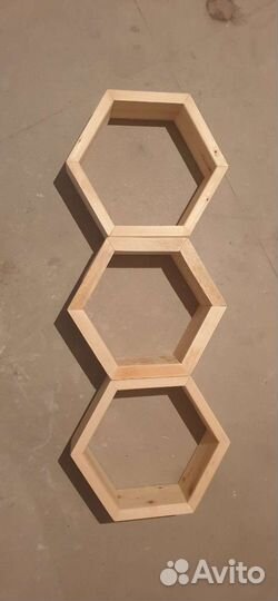 Полки в виде сот