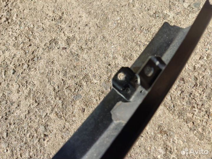 Накладка стойки правая Audi A6 седан 2.8 AAH 1997