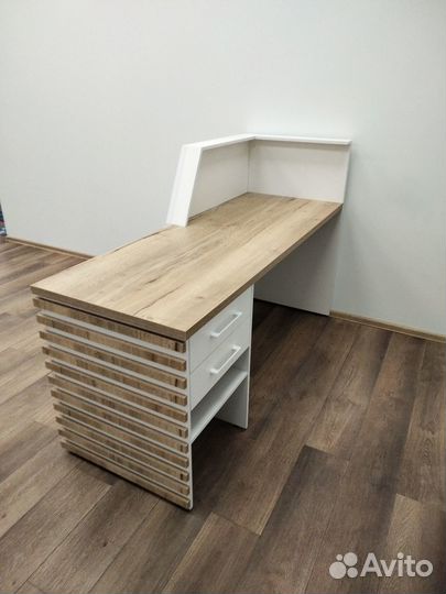 Стойка ресепшн белая