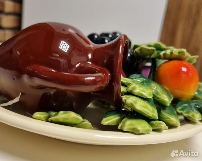 Декоративная керамическая тарелка с фруктами