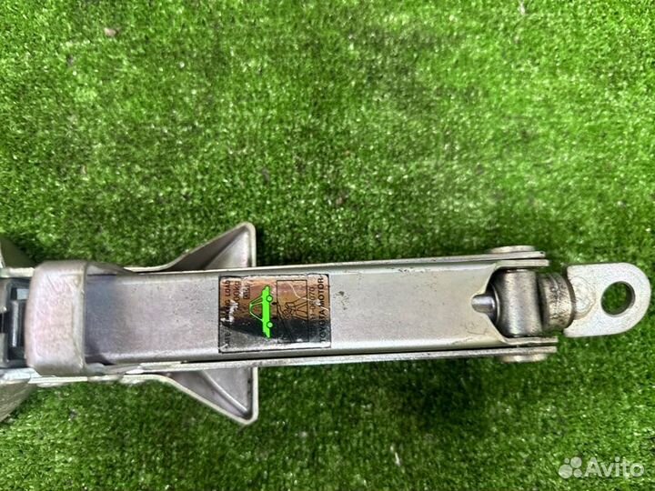 Домкрат Toyota Camry ASV50 2AR-FE 2014