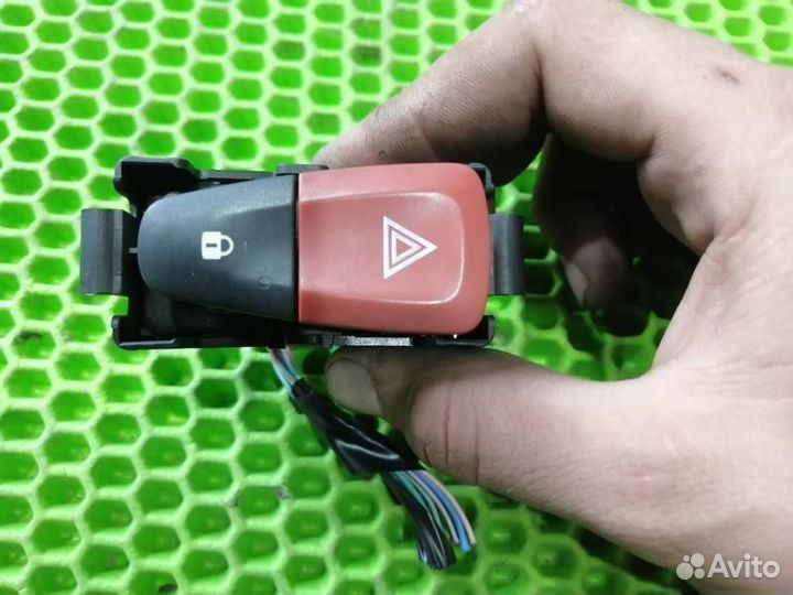 Кнопка аварийной сигнализации Renault Megane 3
