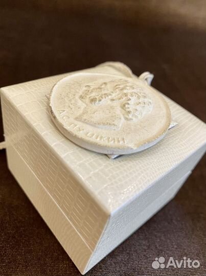 Медаль настольная.Барельеф Пушкина.Бисквит