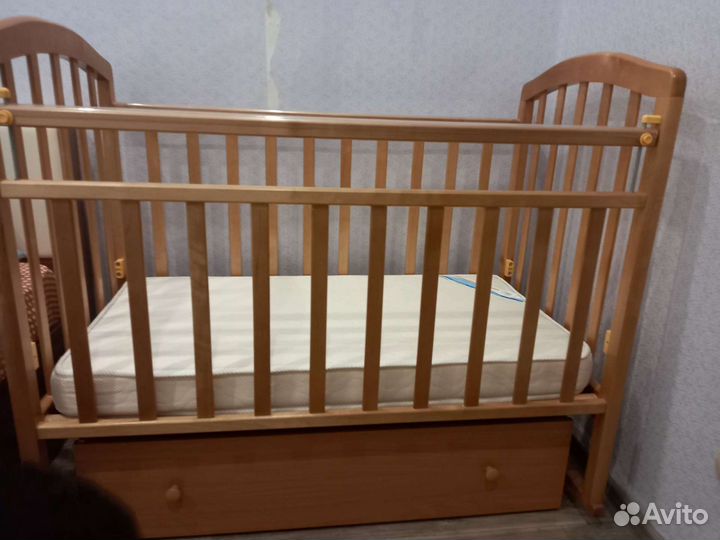 Детская кроватка с маятником и ящиком