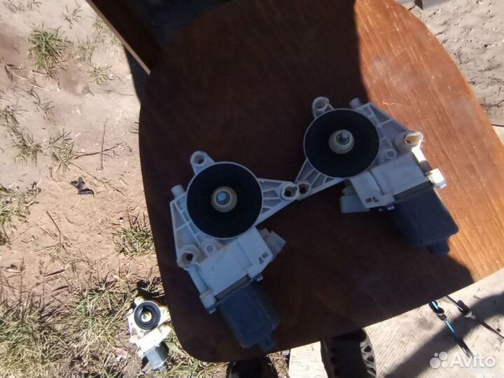 Моторчик стеклоподъемника задний Mercedes-Benz