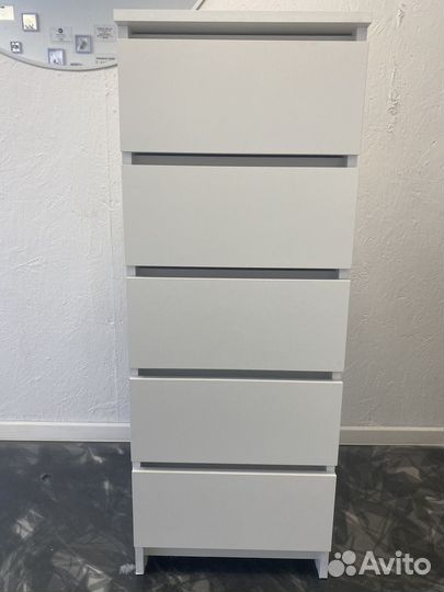 Стойка рецепшн, зеркало, полки, комод