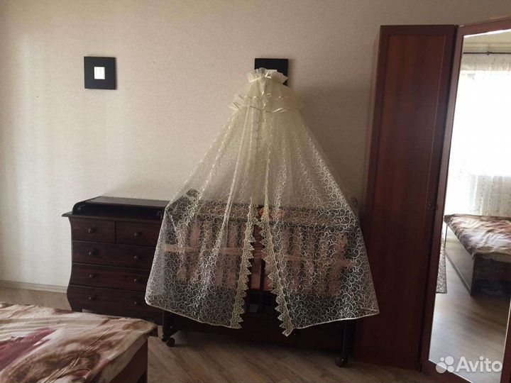 Кровать с балдахином и комод (пелинальный столик)