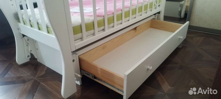 Детская кроватка с универсальным маятником