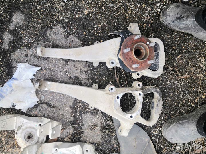 Кулак поворотный передний правый cadillac sts