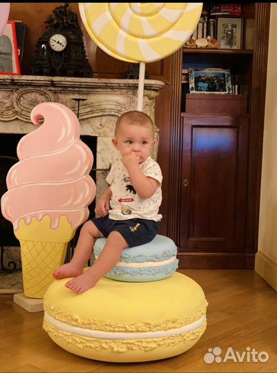 Гиганские сладости из пенопласта