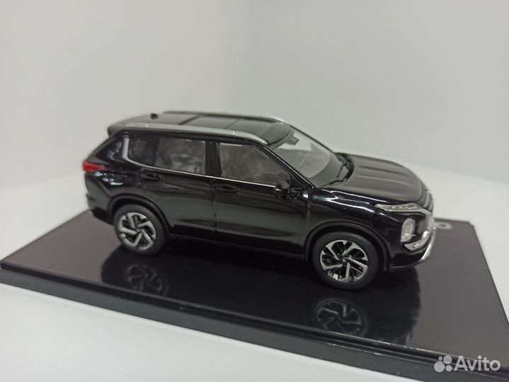 Коллекционная модель Mitsubishi outlander 1:43