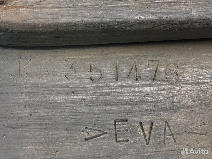 Брызговик передний правый Mitsubishi Pajero 3 V6