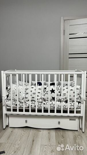 Детская кроватка с универсальным маятником