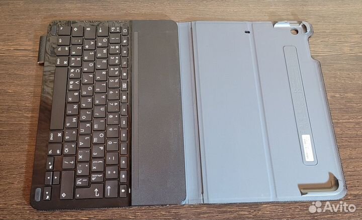 Чехлы с клавиатурой Logitech. Планшеты 9-10