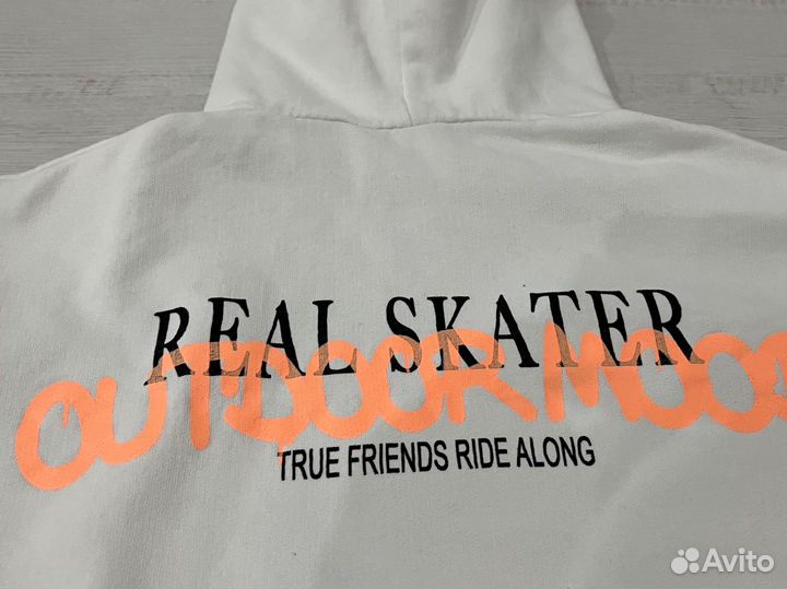 Толстовка и джинсы