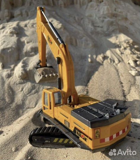 Экскаватор на пульте управления детский