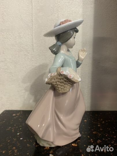 Фарфоровая статуэтка Nao Lladro