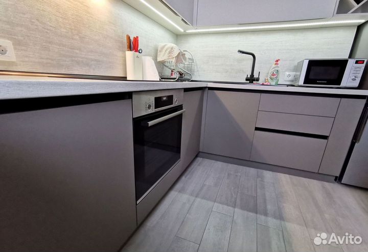 Угловая кухня в потолок. Кухонный гарнитур на зака