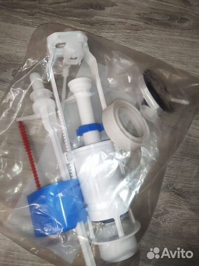 Новый бачок для унитаза с арматурой