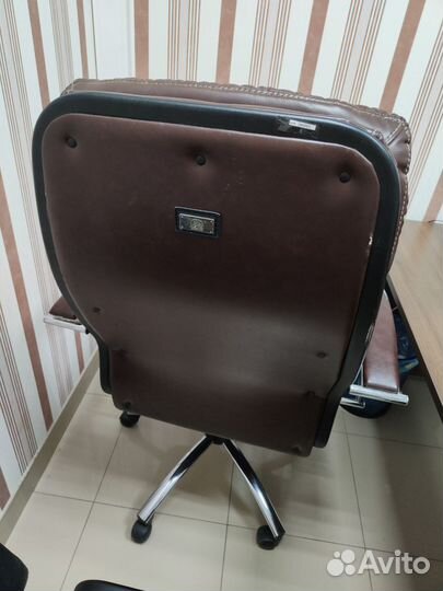 Офисное кожаное кресло